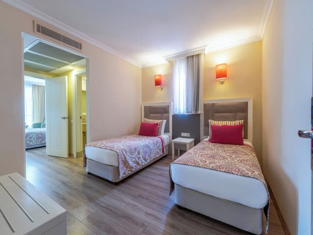 Orange Family Room - 2 Bedroom