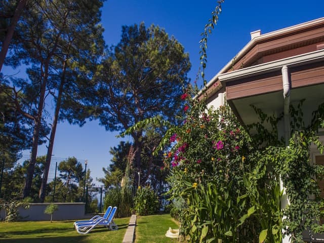 Bahçe veya Havuz Manzaralı Standart Oda