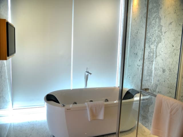 Suite, 1 King Bed, Partial Sea View, Corner