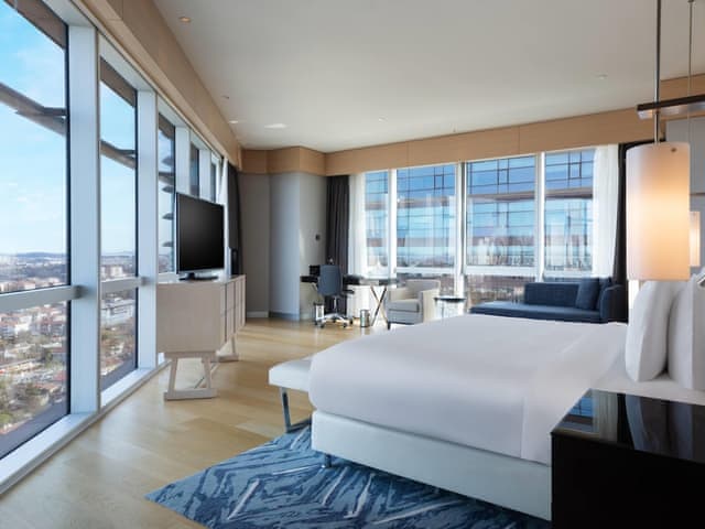 Suite, 1 King Bed, City View, Corner