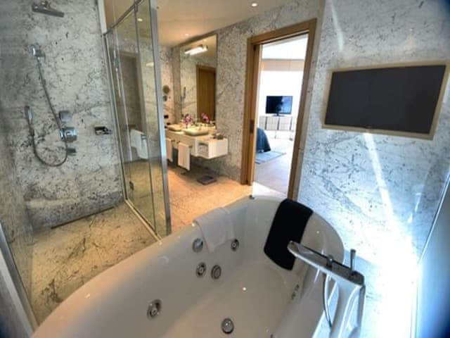 Suite, 1 King Bed, Partial Sea View, Corner