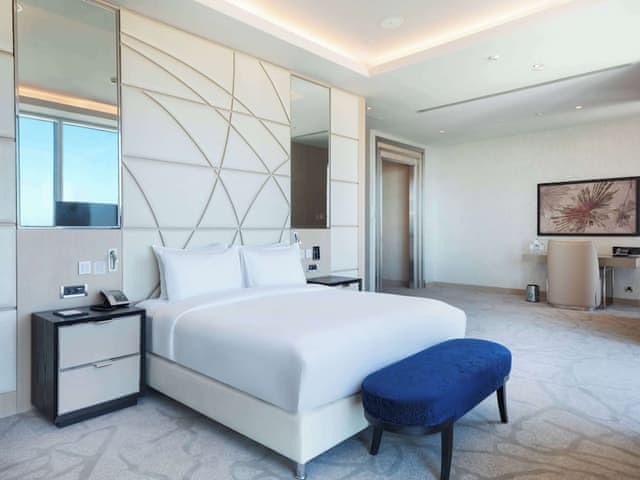 Suite, 1 King Bed, City View, Corner