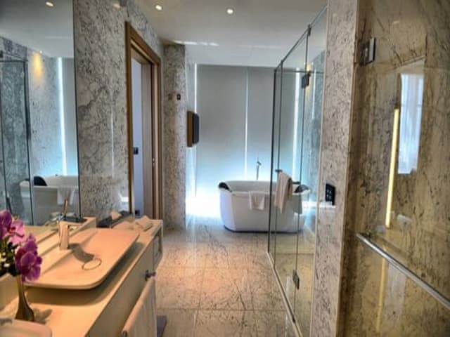 Suite, 1 King Bed, Partial Sea View, Corner