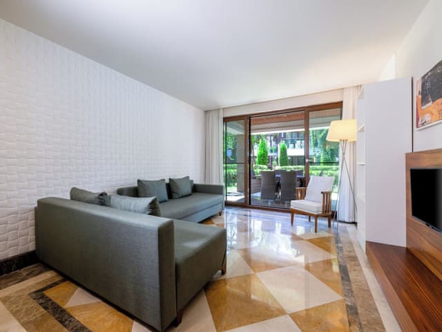 Lagoon Family Suite One Bathroom Swim-up Sharing Pool