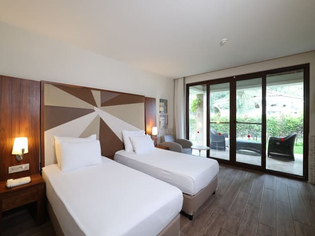 Lagoon Family Suite Two Bathroom Swim-up Sharing Pool