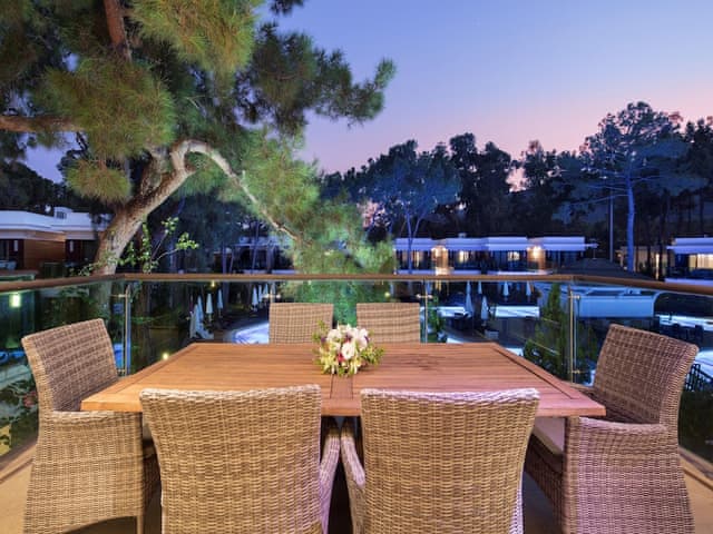 Lagoon Family Suite with One Bathroom