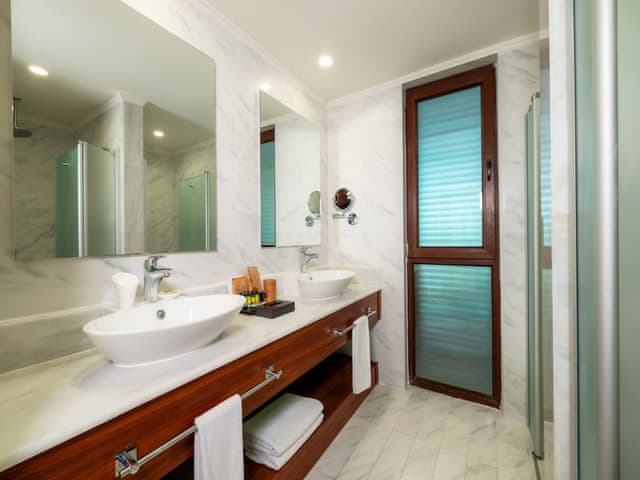 Lagoon Family Suite Two Bathroom Swim-up Sharing Pool