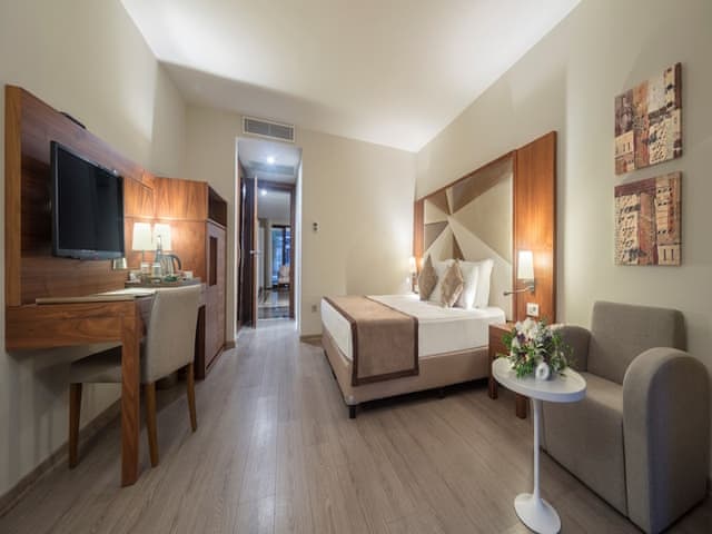 Lagoon Family Suite with One Bathroom