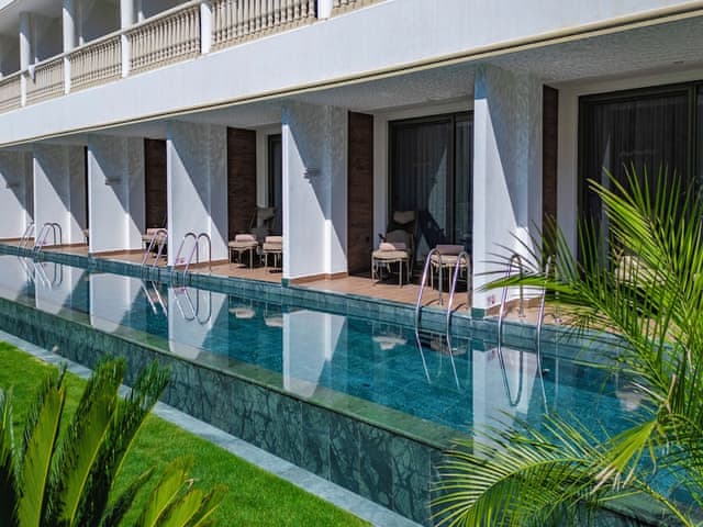 Swim-Up Deluxe - Only adults 16+