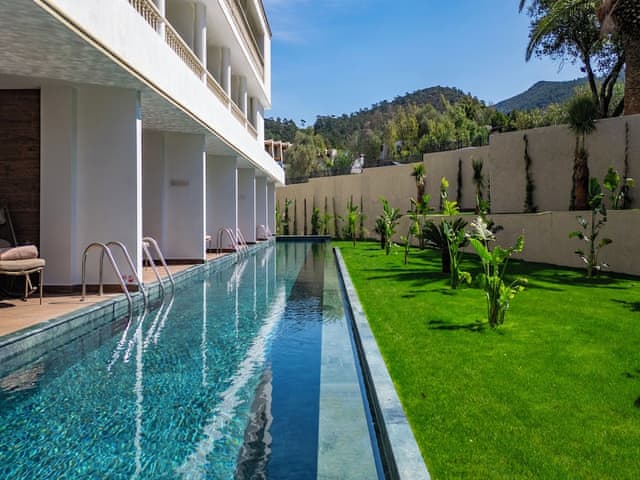Swim-Up Deluxe - Only adults 16+