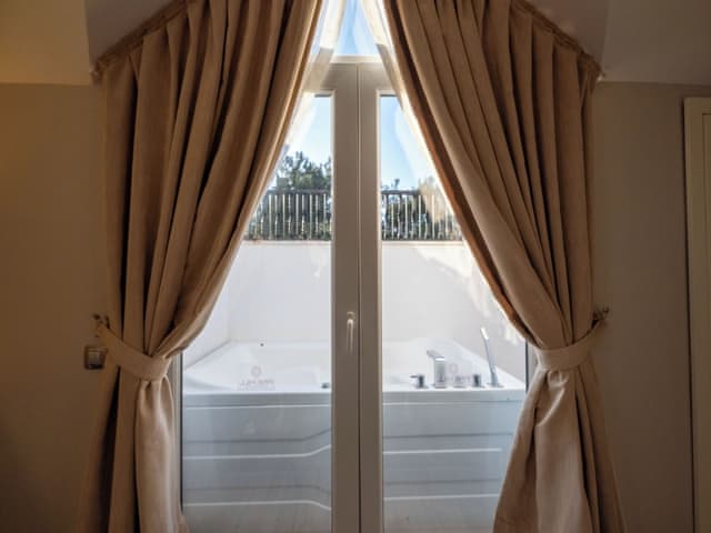Deluxe Suite, Outdoor Jacuzzi with Roof Top