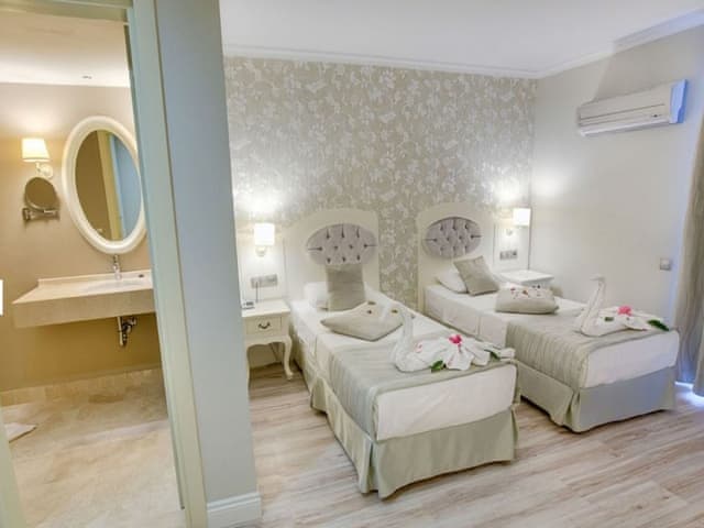Deluxe Double or Twin Swim-Up Room