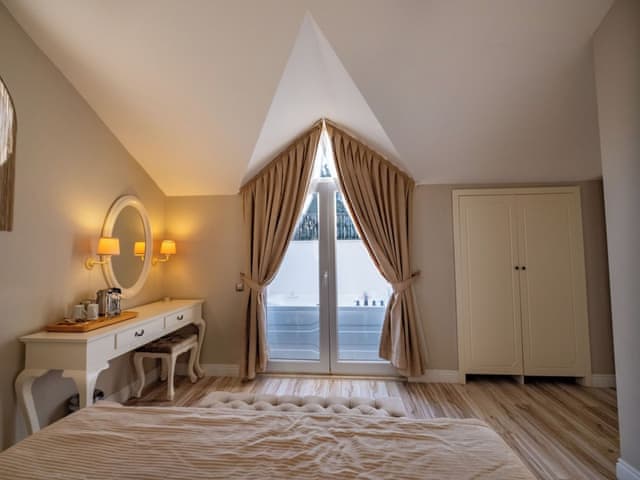 Deluxe Suite, Outdoor Jacuzzi with Roof Top