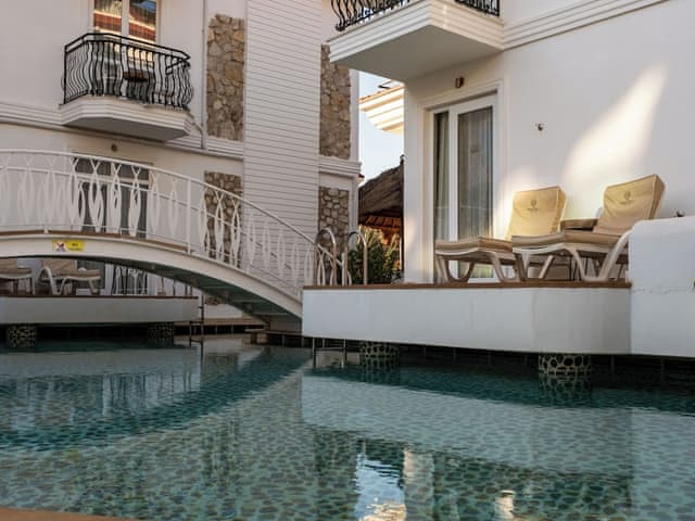 Deluxe Double or Twin Swim-Up Room