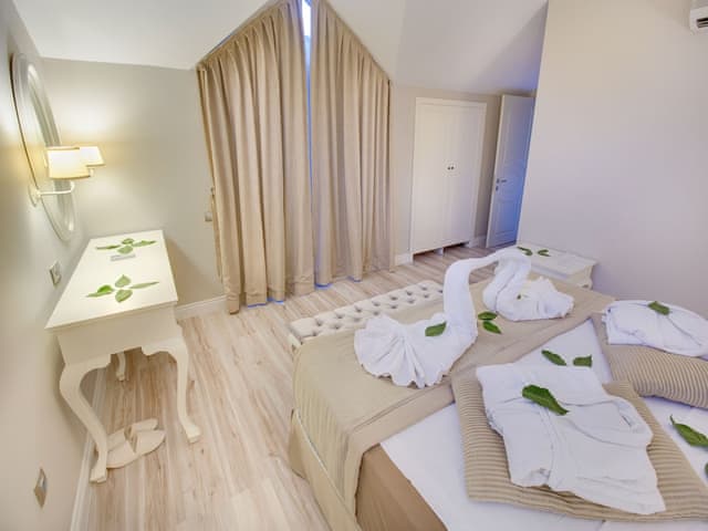 Deluxe Suite, Outdoor Jacuzzi with Roof Top