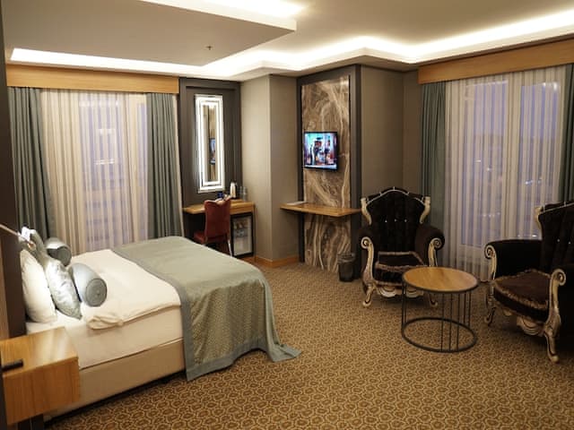 Deluxe Room, City View, Corner