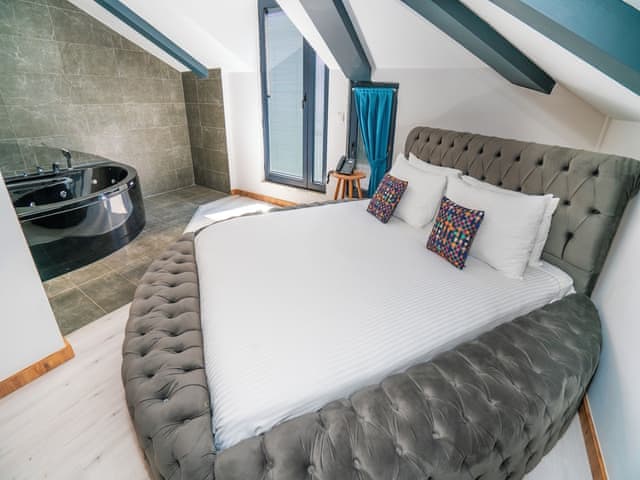 Romantic Suite with Jacuzzi and Terrace