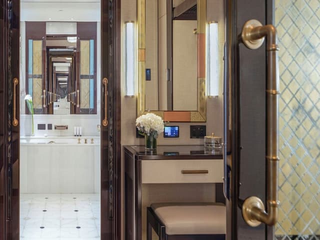 Executive Suite, 1 King Bed with Sofa bed