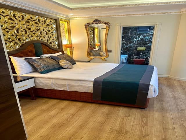 Deluxe Tek Buyuk Yatakli Jakuzili