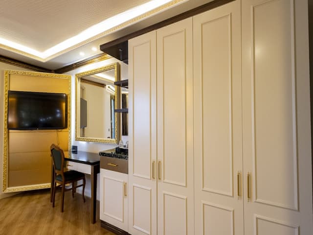 Deluxe Tek Buyuk Yatakli