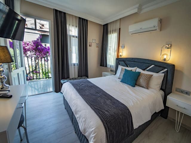 Side facing pool view