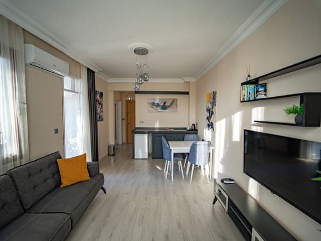 Side facing pool view