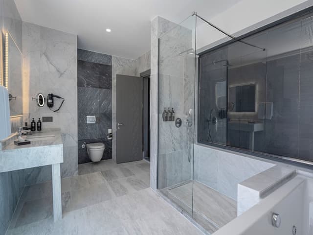 Executive Suite, Jetted Tub