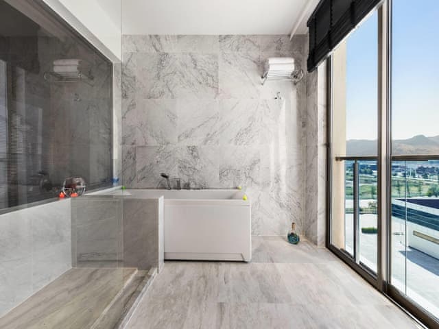 Executive Suite, Jetted Tub