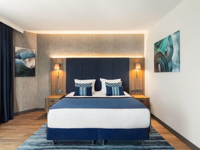 Executive Suite, Jetted Tub