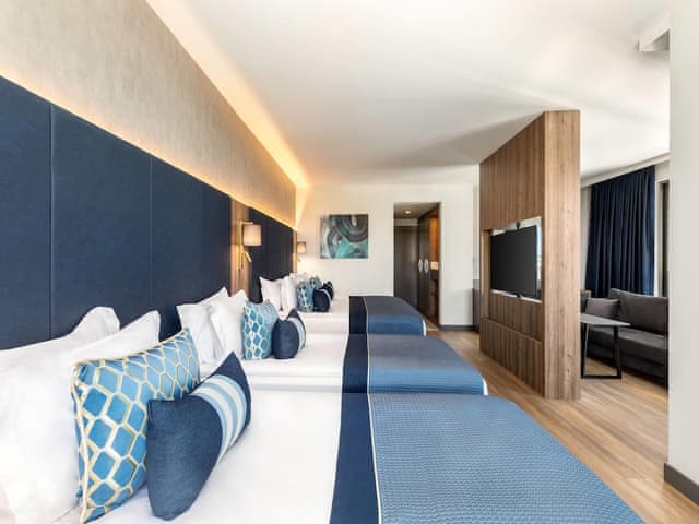 Deluxe Room, Corner