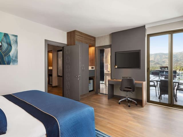 Executive Suite, Jetted Tub