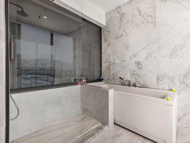 Executive Suite, Jetted Tub