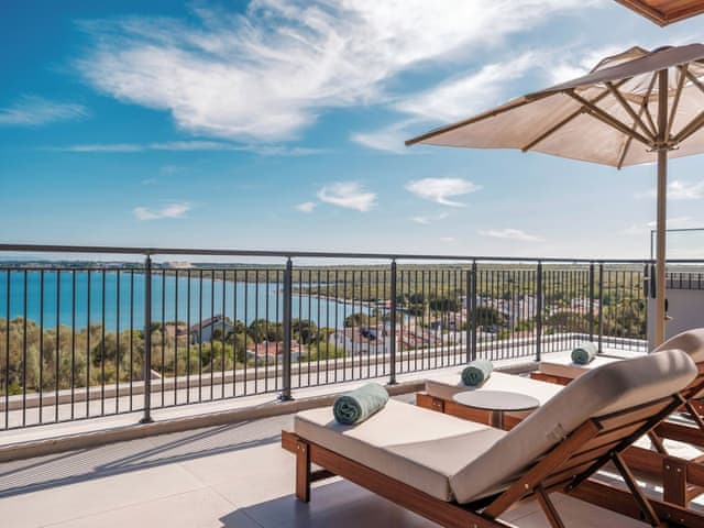 Penthouse Süit 2 Yatak Odalı & Özel Havuz Deniz Manzaralı (Topluluk Alanı)