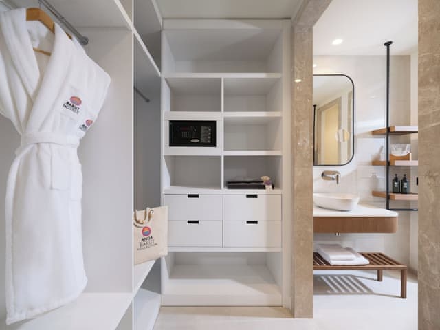 Delüks Havuz Erişimli Oda Deniz Kenarı (Aile Bölgesi)