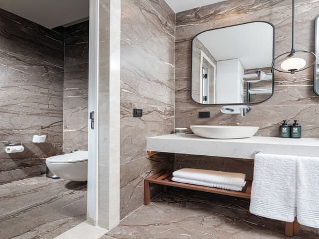 Penthouse Süit 2 Yatak Odalı & Özel Havuz Deniz Manzaralı (Topluluk Alanı)