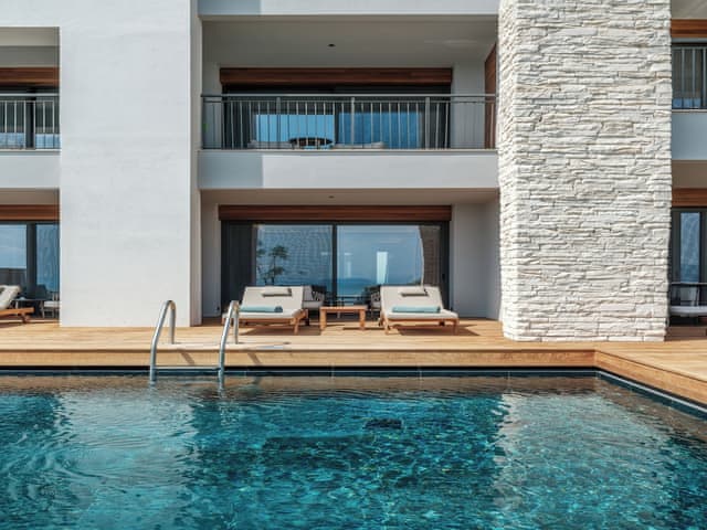 Delüks Havuz Erişimli Oda Deniz Kenarı (Topluluk Alanı)