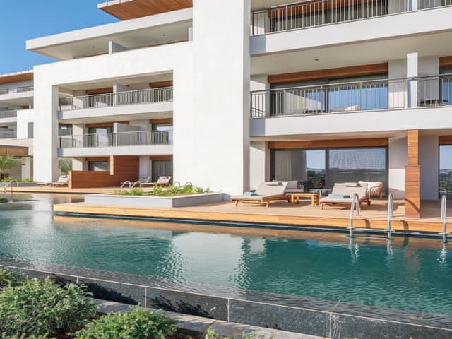 Delüks Çift Kişilik 4 Havuz Erişimli Oda Deniz Kenarı (Topluluk Alanı)