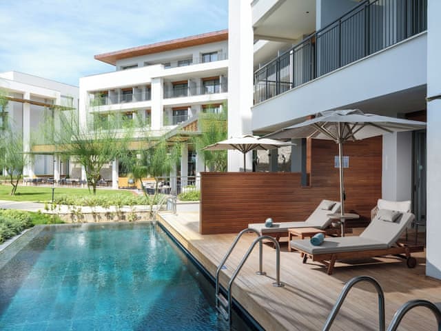 Delüks Havuz Erişimli Oda Deniz Kenarı (Topluluk Alanı)