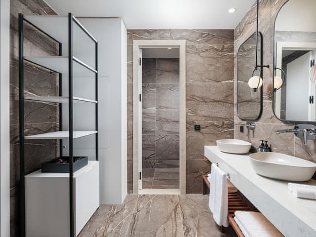 Penthouse Süit 2 Yatak Odalı & Özel Havuz Deniz Manzaralı (Topluluk Alanı)