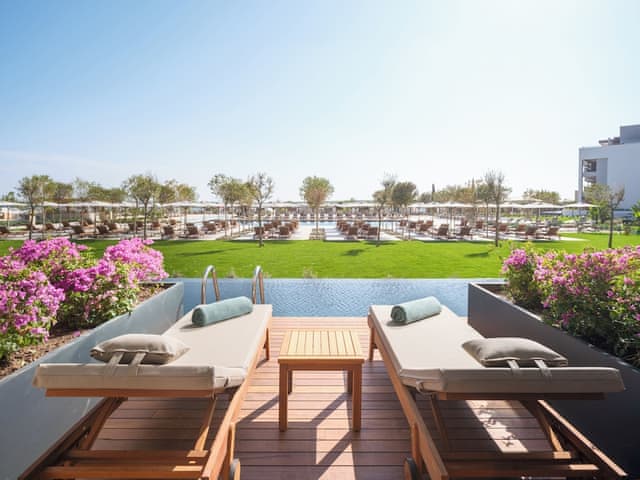 Delüks Havuz Erişimli Oda Deniz Kenarı (Aile Bölgesi)