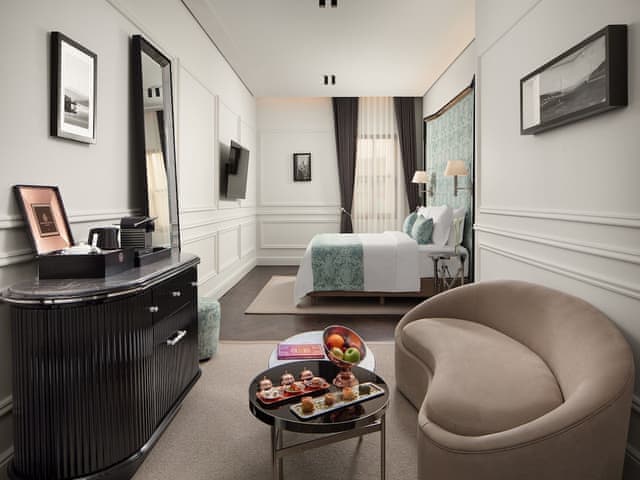 Grand Room, 1 King Bed