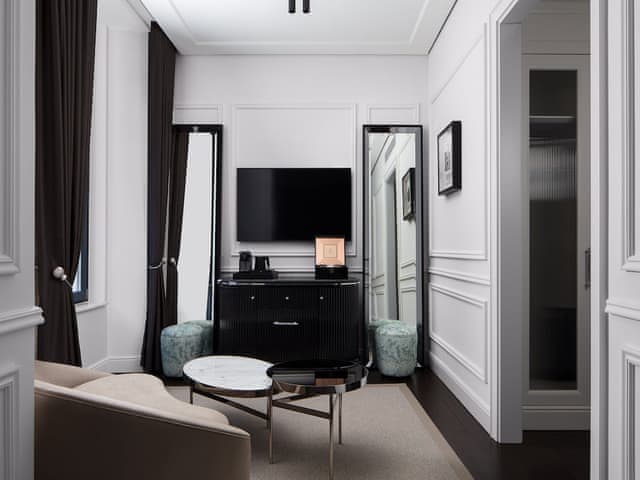 Grand Room, 1 King Bed