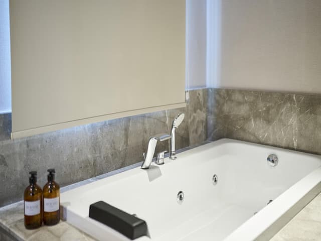 Deluxe Room, Jetted Tub