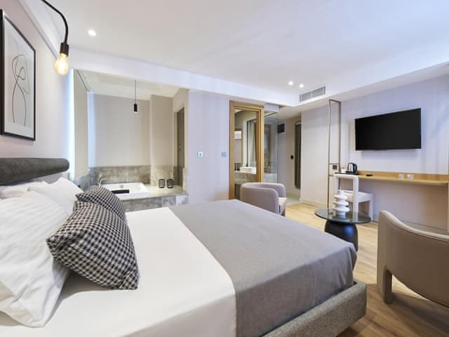 Deluxe Room, Jetted Tub