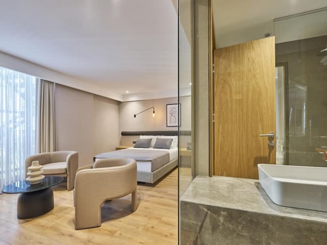 Deluxe Room, Jetted Tub
