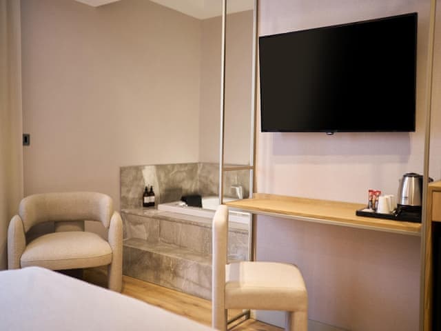 Deluxe Room, Jetted Tub