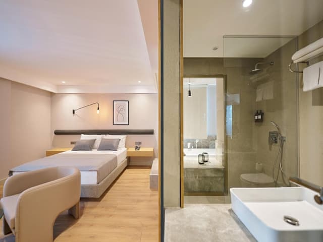 Deluxe Room, Jetted Tub