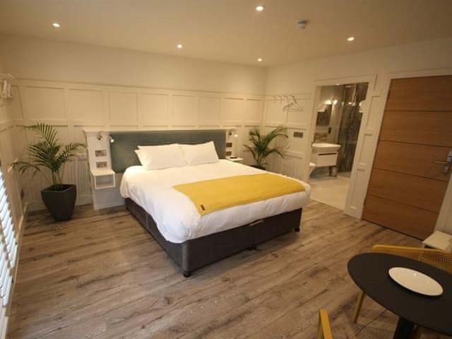 Double or Twin-Superior-Ensuite