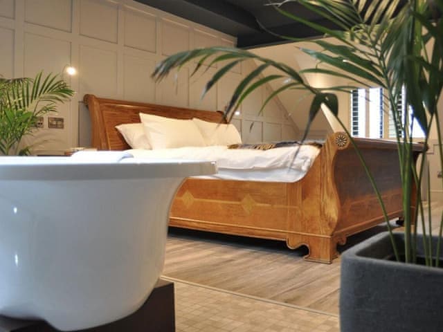 Suite-Luxury-Ensuite with Bath-Sea View