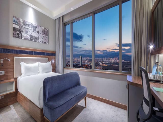 QUEEN ROOM WITH CITY VIEW NON SMOKING